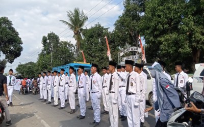 Siswa-Siswi SMAN 1 Tuban Berpartisipasi dalam Gerak Jalan Indah tingkat SMA/SMK